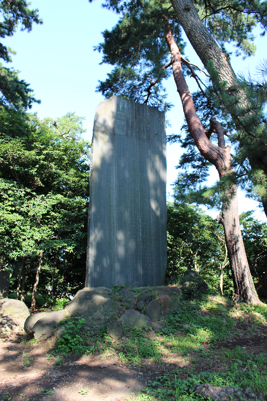 土塁上の城跡碑
