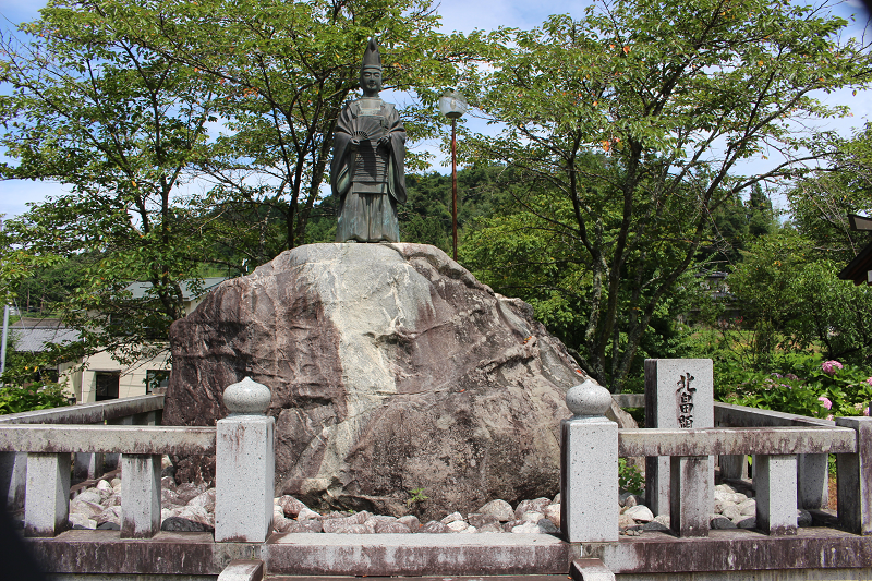 北畠顕家の像
