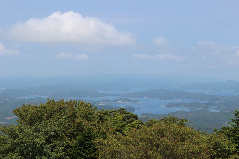 城山山頂から浅茅湾を望む