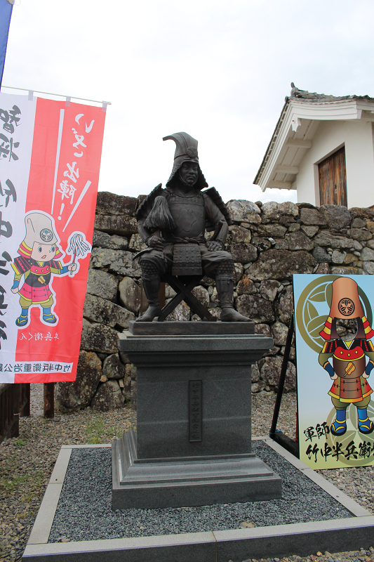 竹中重治の像